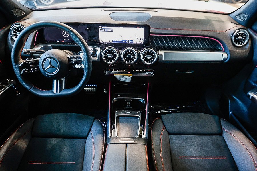 Used 2024 Mercedes-Benz EQB 300 4MATIC image 10