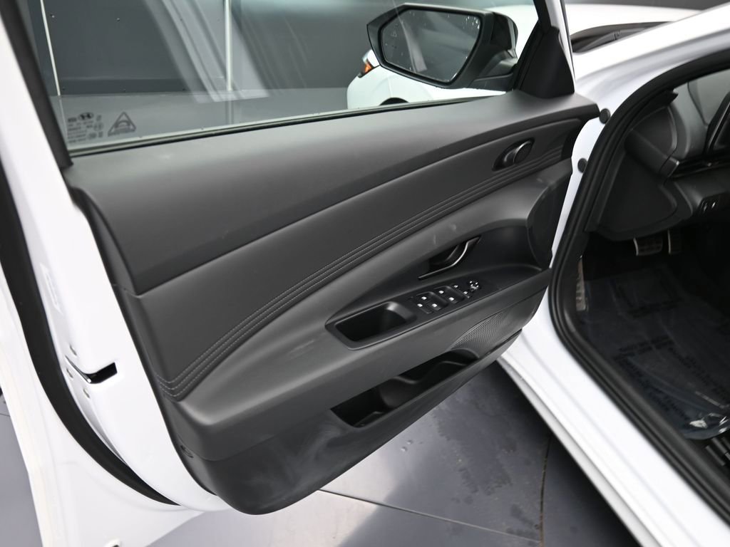 Used 2025 Hyundai Elantra Sport image 13