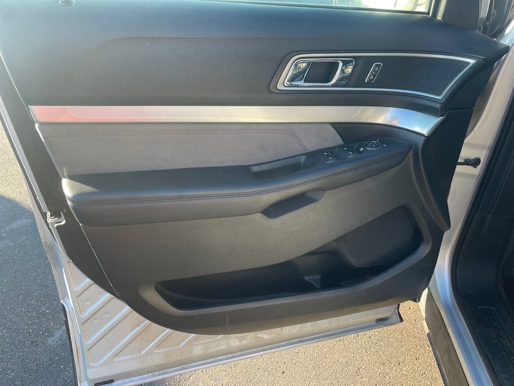 Used 2017 Ford Explorer XLT w/ Equipment Group 202A AWD/4WD image 14