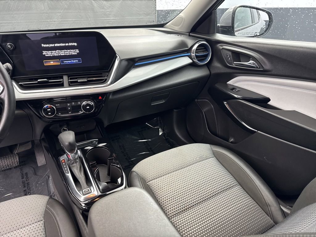 Used 2025 Chevrolet Trax LT w/ LT Convenience Package FWD image 12