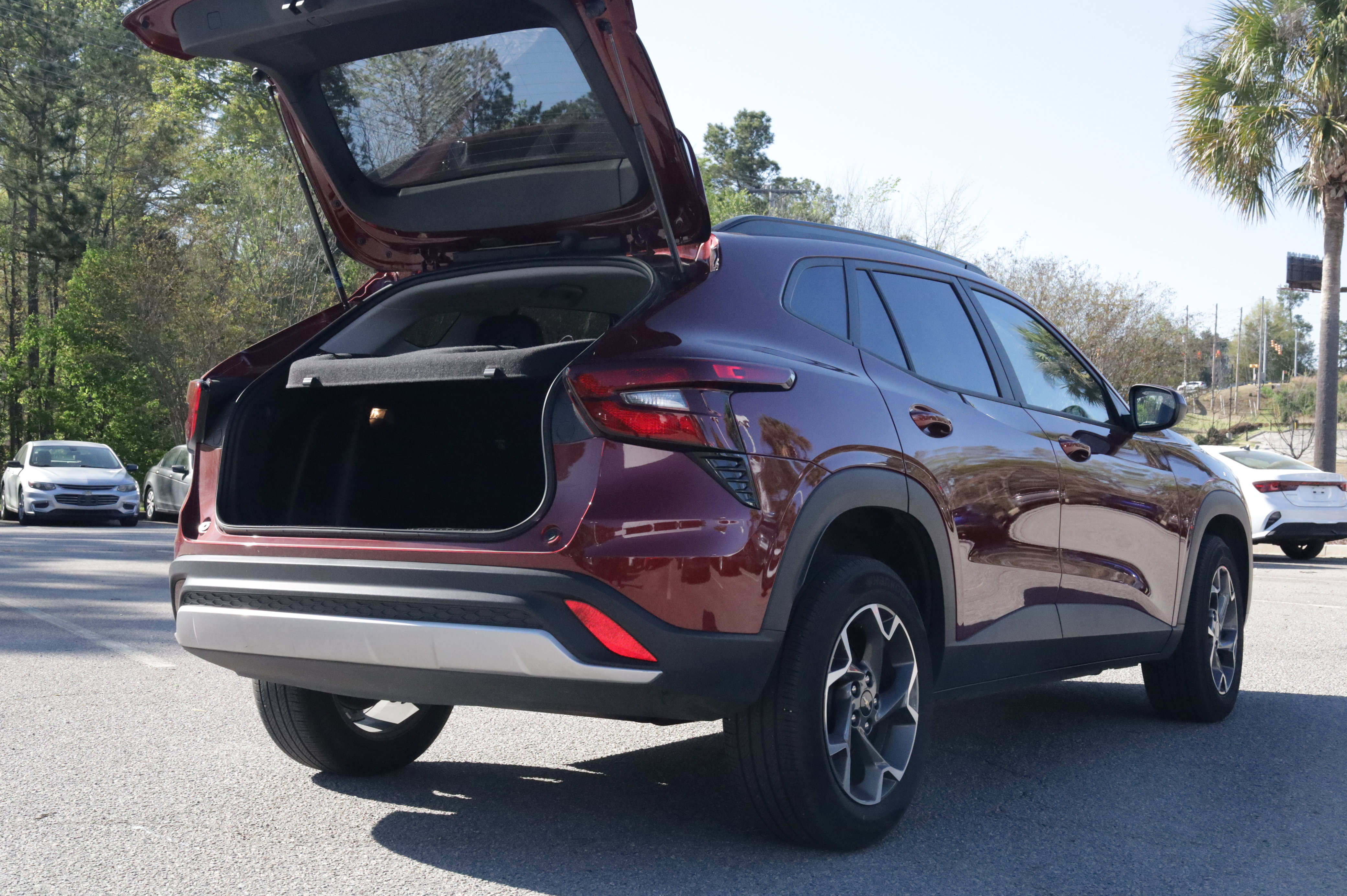 Used 2025 Chevrolet Trax LT FWD image 5