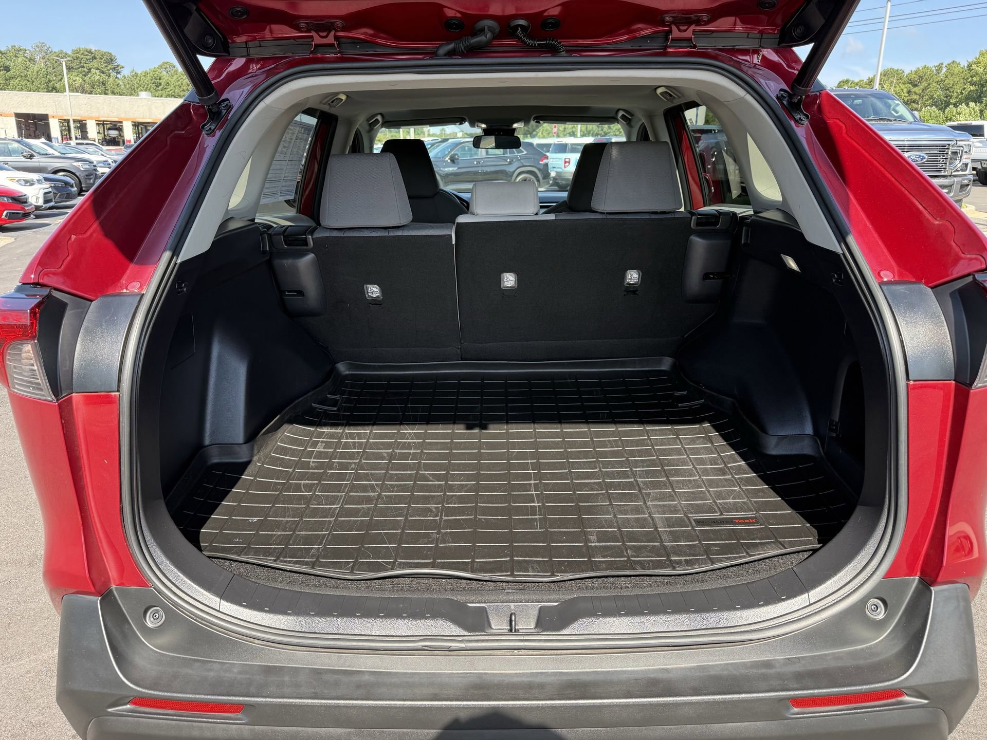 Used 2022 Toyota RAV4 XLE image 28