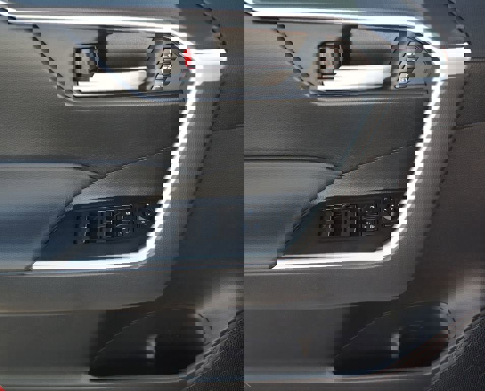 Used 2025 Toyota RAV4 XLE Premium image 28