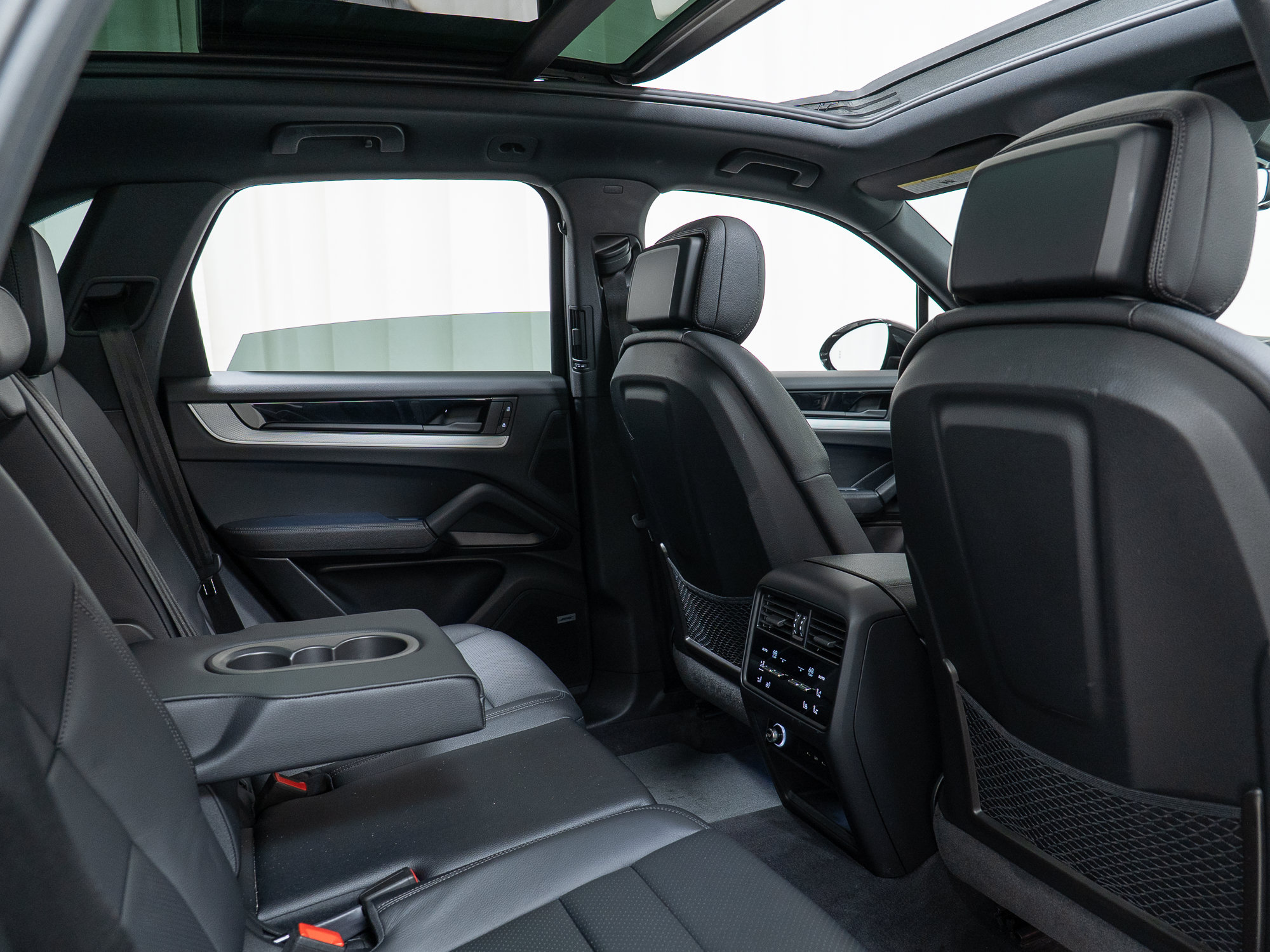 Used 2025 Porsche Cayenne AWD/4WD image 26