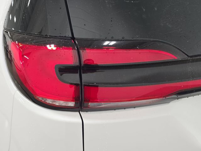 Used 2025 Chrysler Pacifica Select image 31