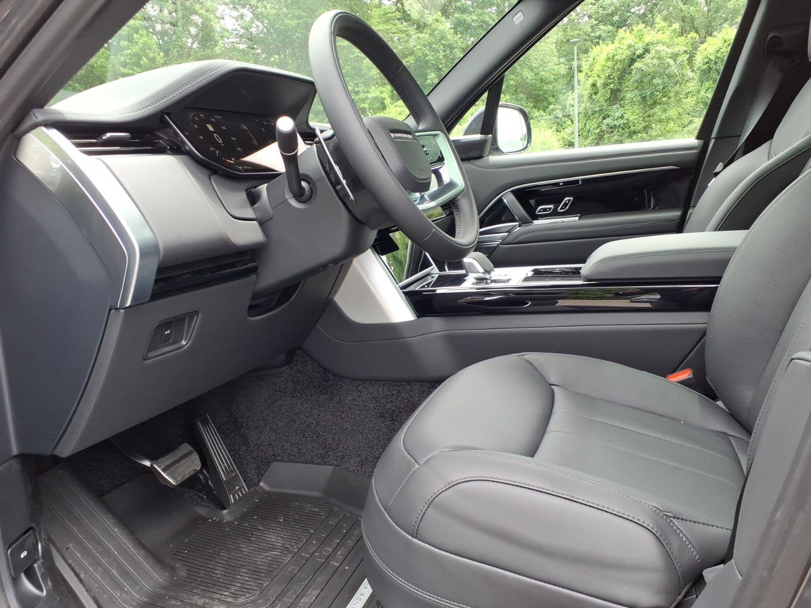 New 2026 Land Rover Range Rover Long Wheelbase SE AWD/4WD image 17