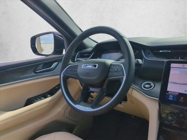 Used 2025 Jeep Grand Cherokee Limited image 24