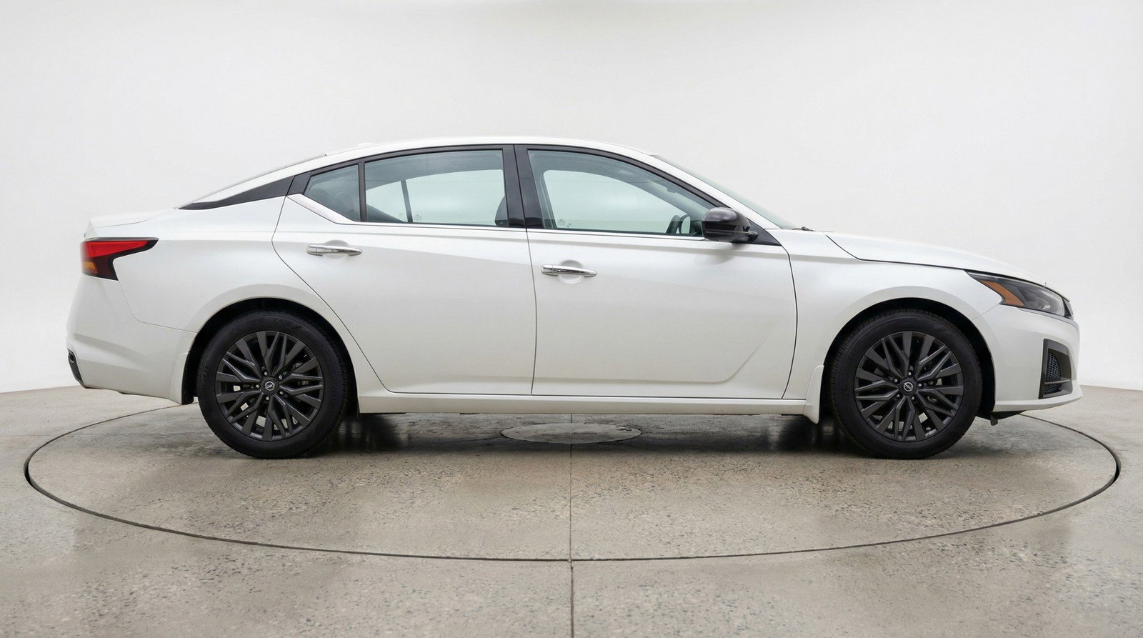 Used 2025 Nissan Altima 2.5 SV image 11