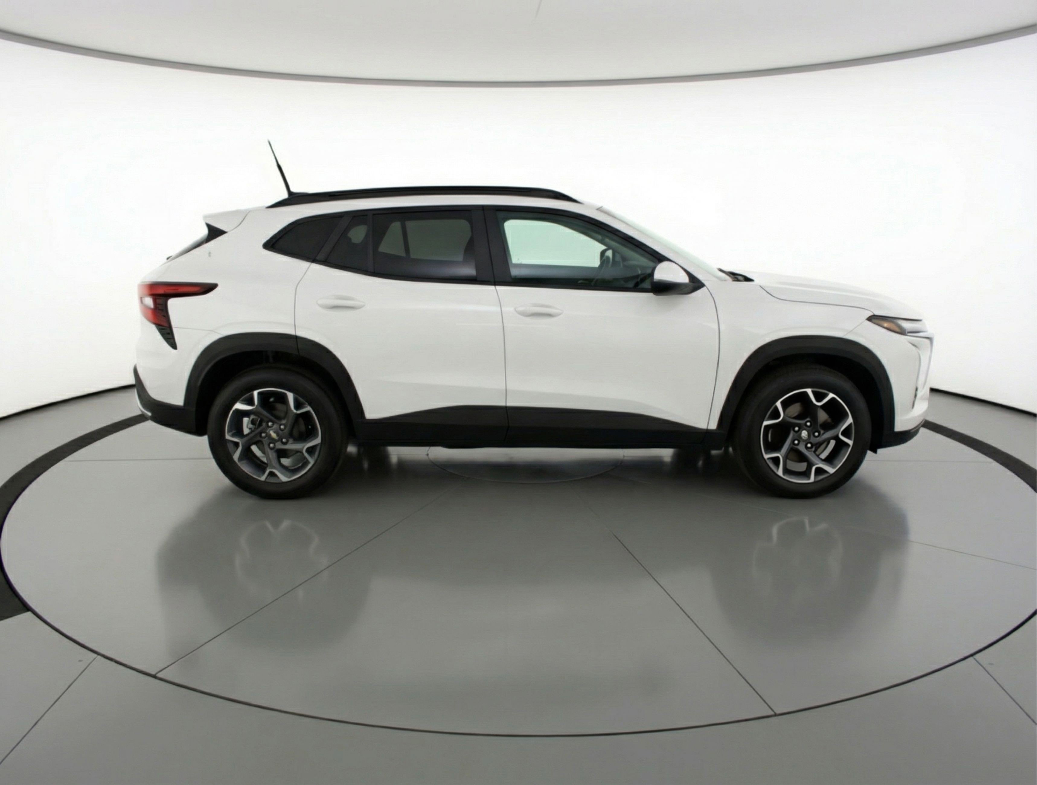 Used 2025 Chevrolet Trax LT image 11