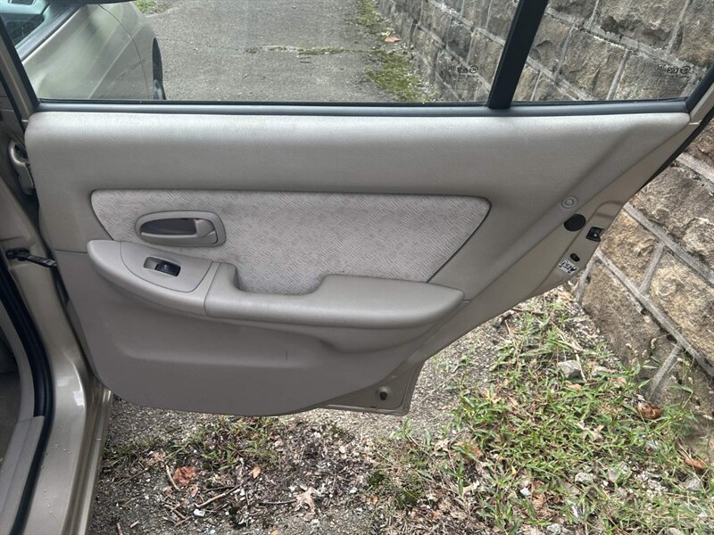 Used 2005 Hyundai Elantra GLS FWD image 30