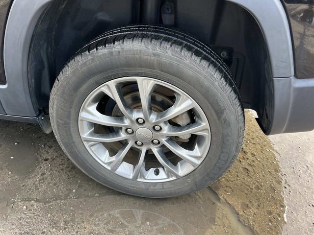 Used 2020 Jeep Cherokee Latitude Plus image 11