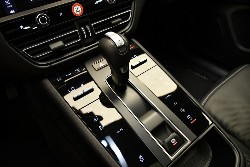 Certified 2025 Porsche Macan image 30
