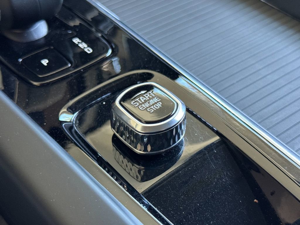 Certified 2025 Volvo XC60 B5 Core image 22