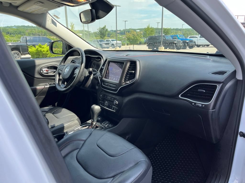 Used 2019 Jeep Cherokee Trailhawk AWD/4WD image 30