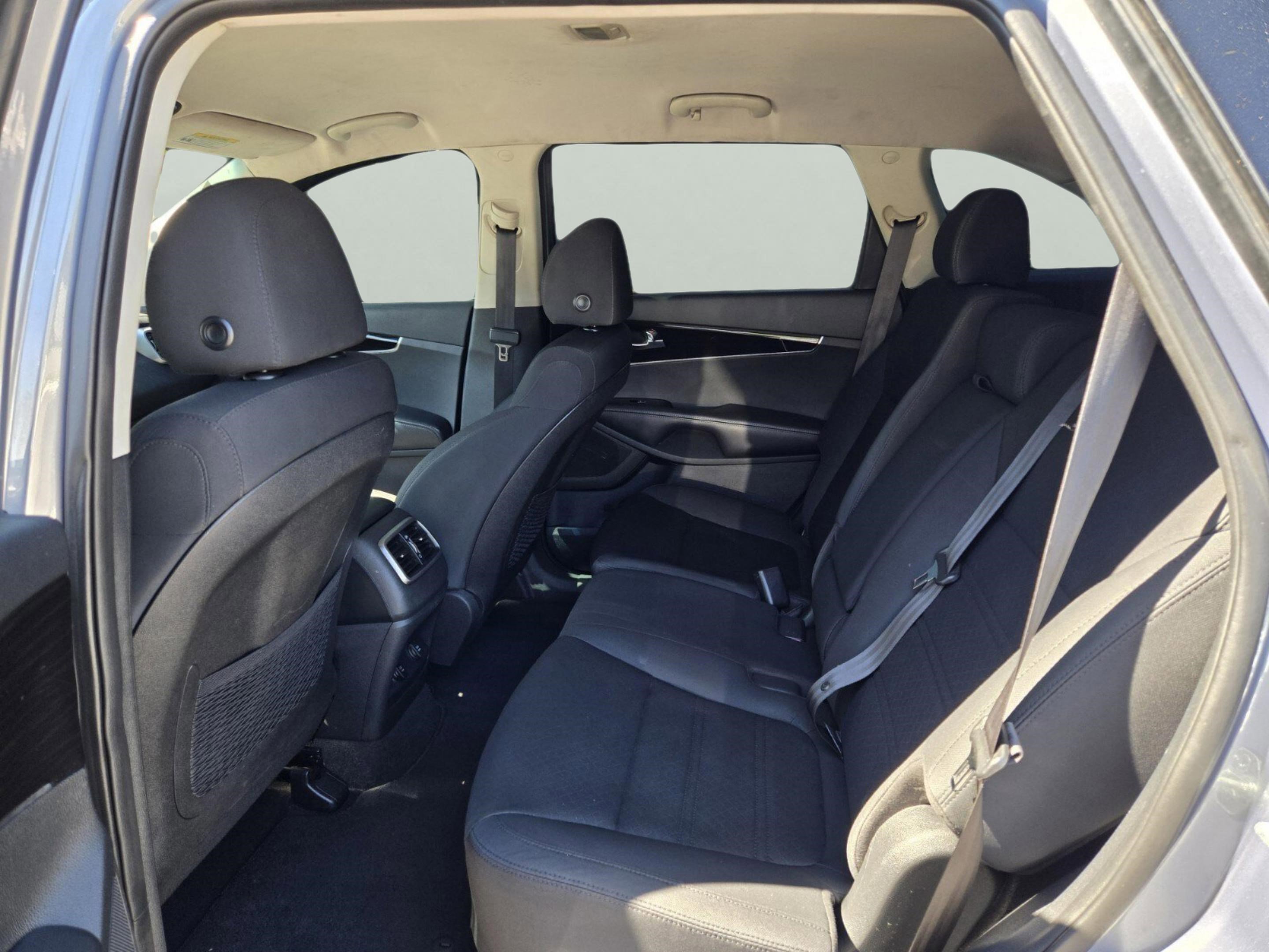 Used 2020 Kia Sorento LX image 19