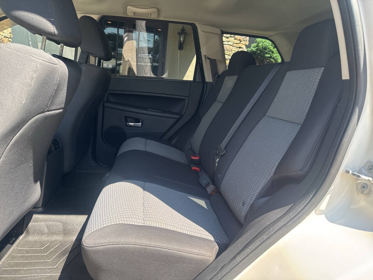 Used 2010 Jeep Grand Cherokee Laredo AWD/4WD image 9