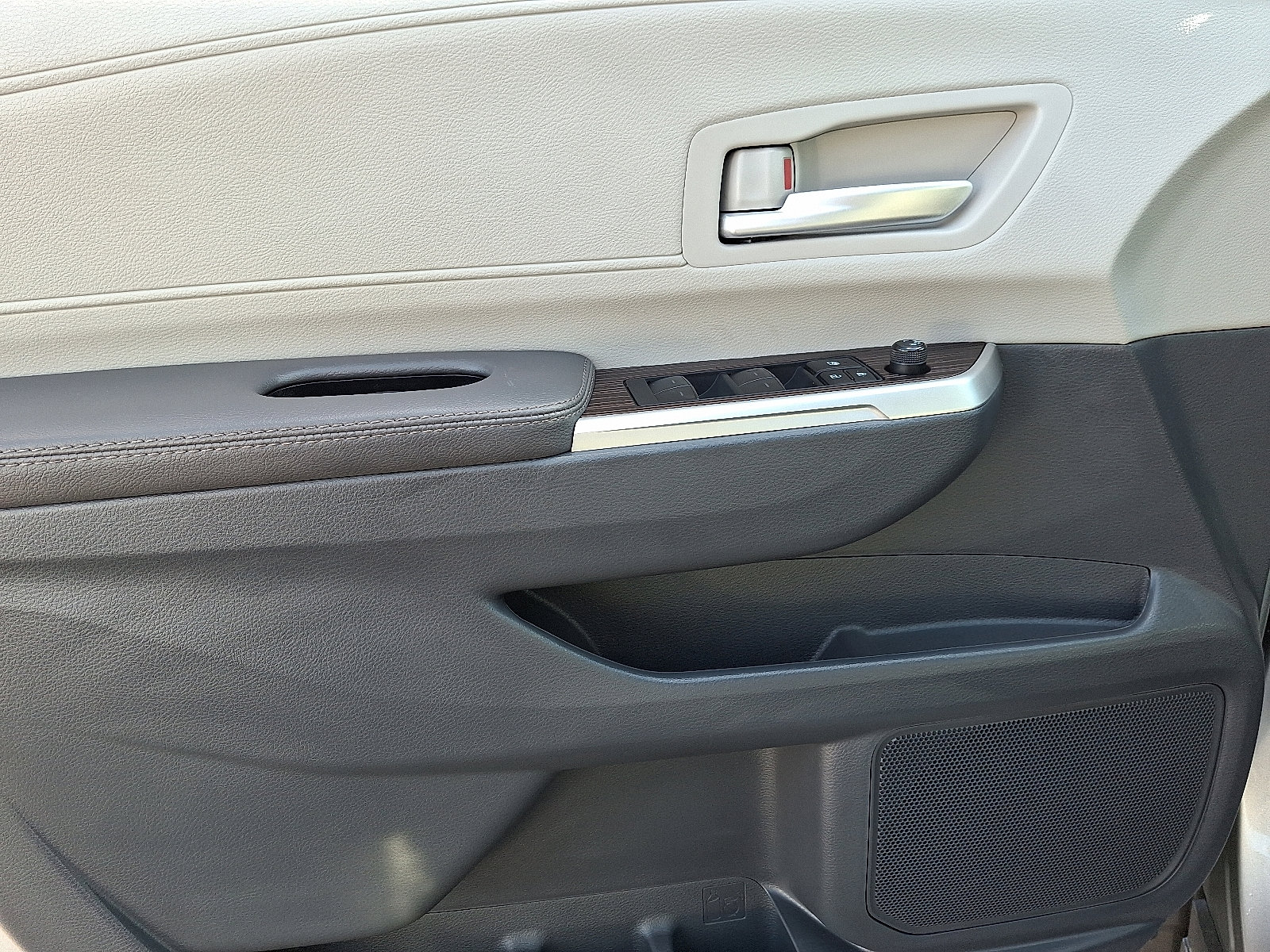Certified 2024 Toyota Sienna XLE image 13