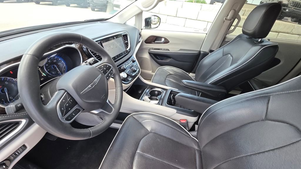 Used 2023 Chrysler Pacifica Limited FWD image 12