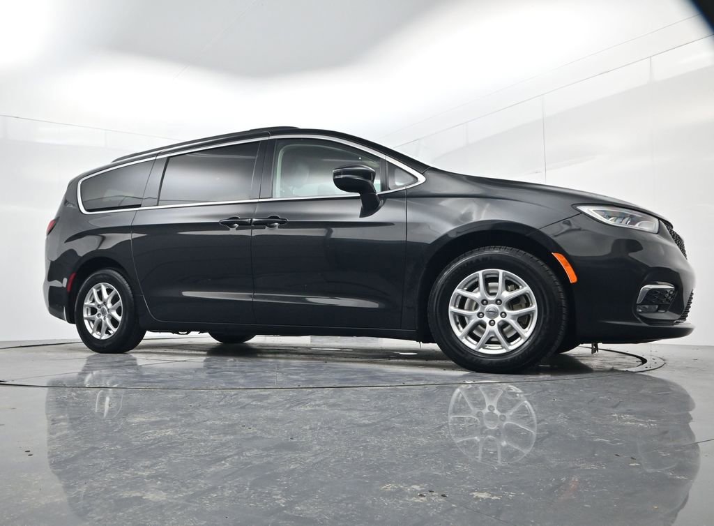 Used 2022 Chrysler Pacifica Touring-L image 32