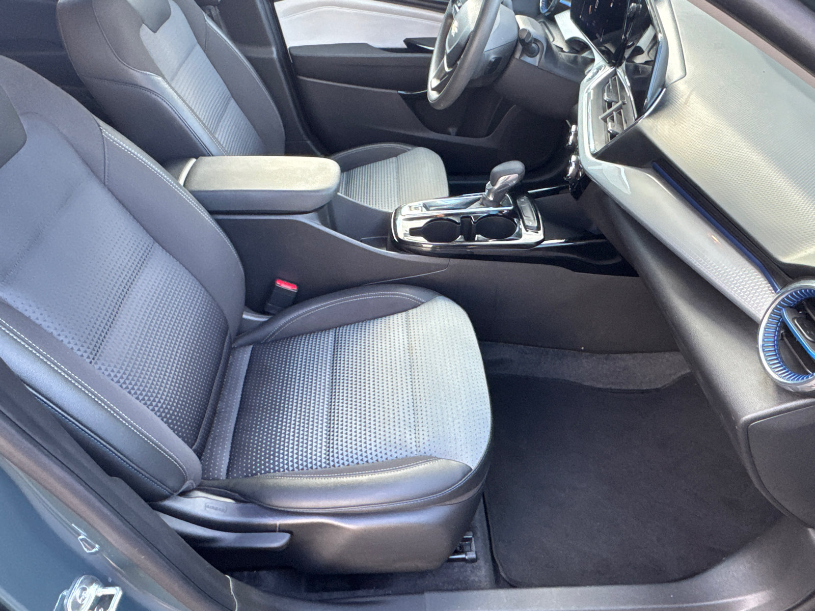 Used 2025 Chevrolet Trax LT FWD image 14