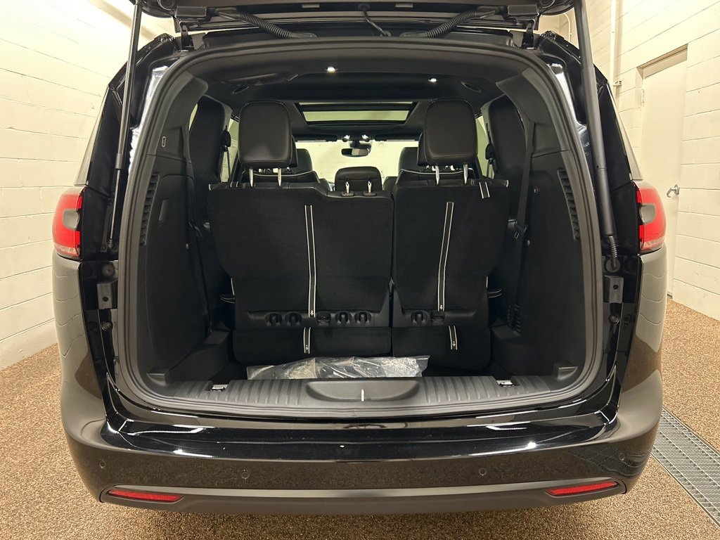 New 2026 Chrysler Pacifica Limited image 15