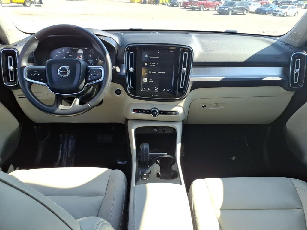 Used 2019 Volvo XC40 T4 Momentum image 14