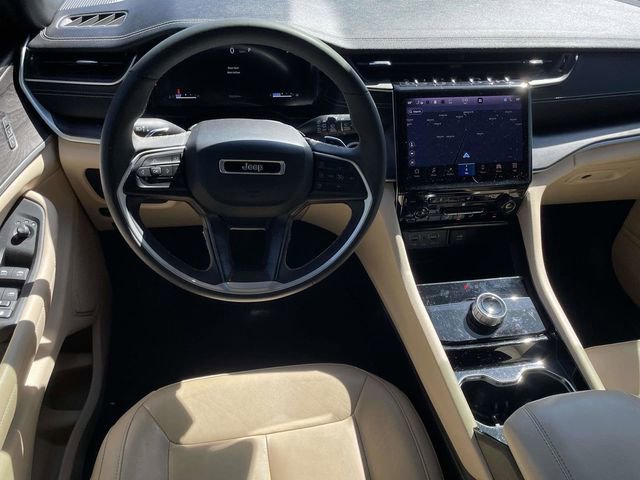 Used 2023 Jeep Grand Cherokee Limited w/ Black Appearance Package image 5