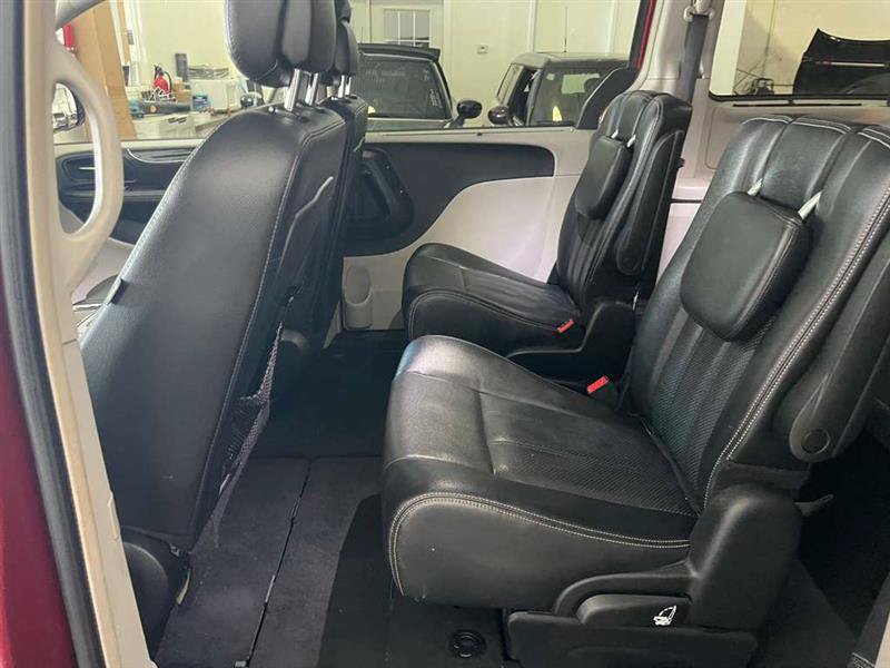 Used 2015 Chrysler Town & Country Touring-L w/ Driver Convenience Group FWD image 35