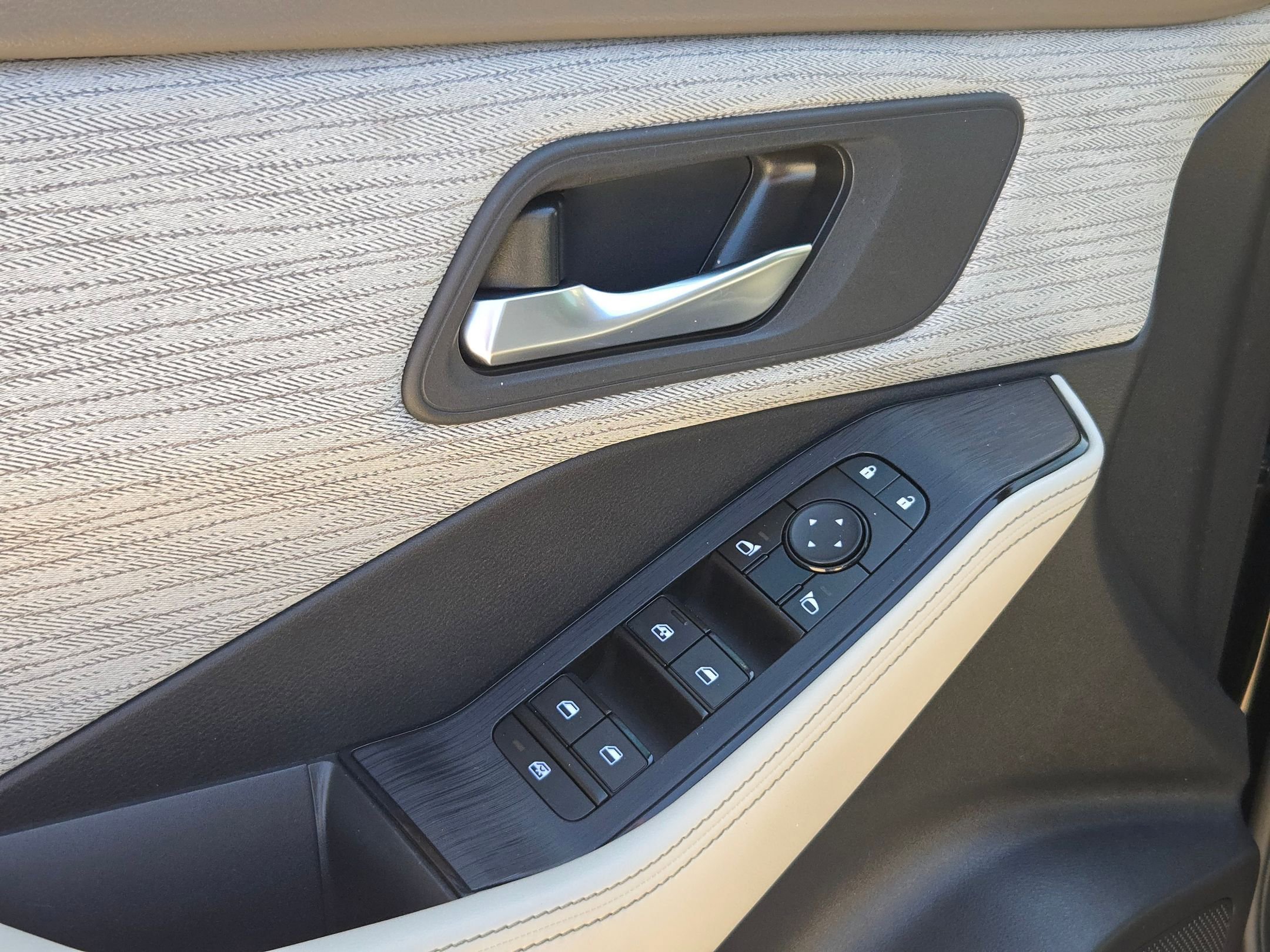 Used 2023 Nissan Rogue SV image 11