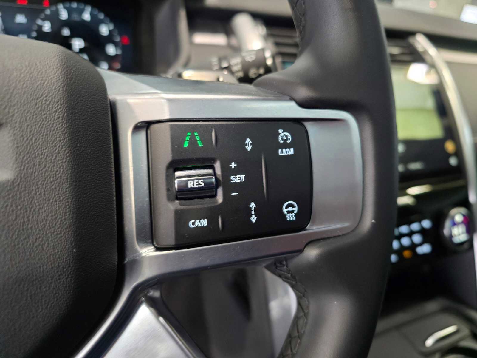 Used 2024 Land Rover Discovery Dynamic SE image 16