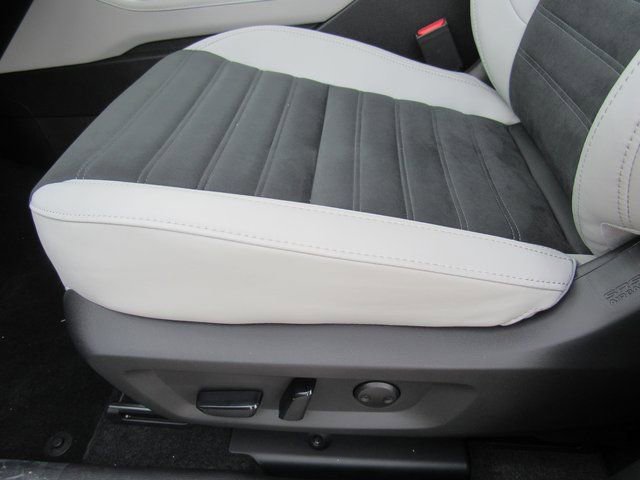 New 2025 Mitsubishi Outlander SE image 14