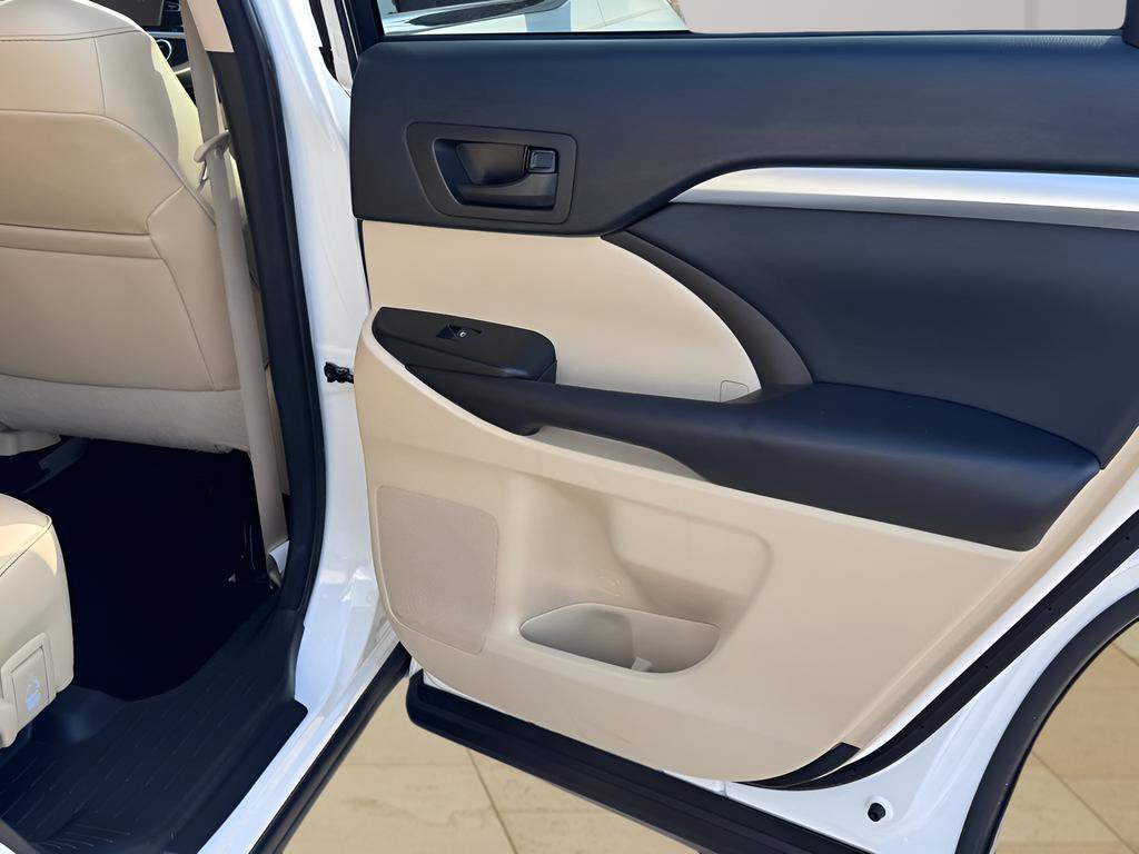 Used 2017 Toyota Highlander Plus FWD image 31