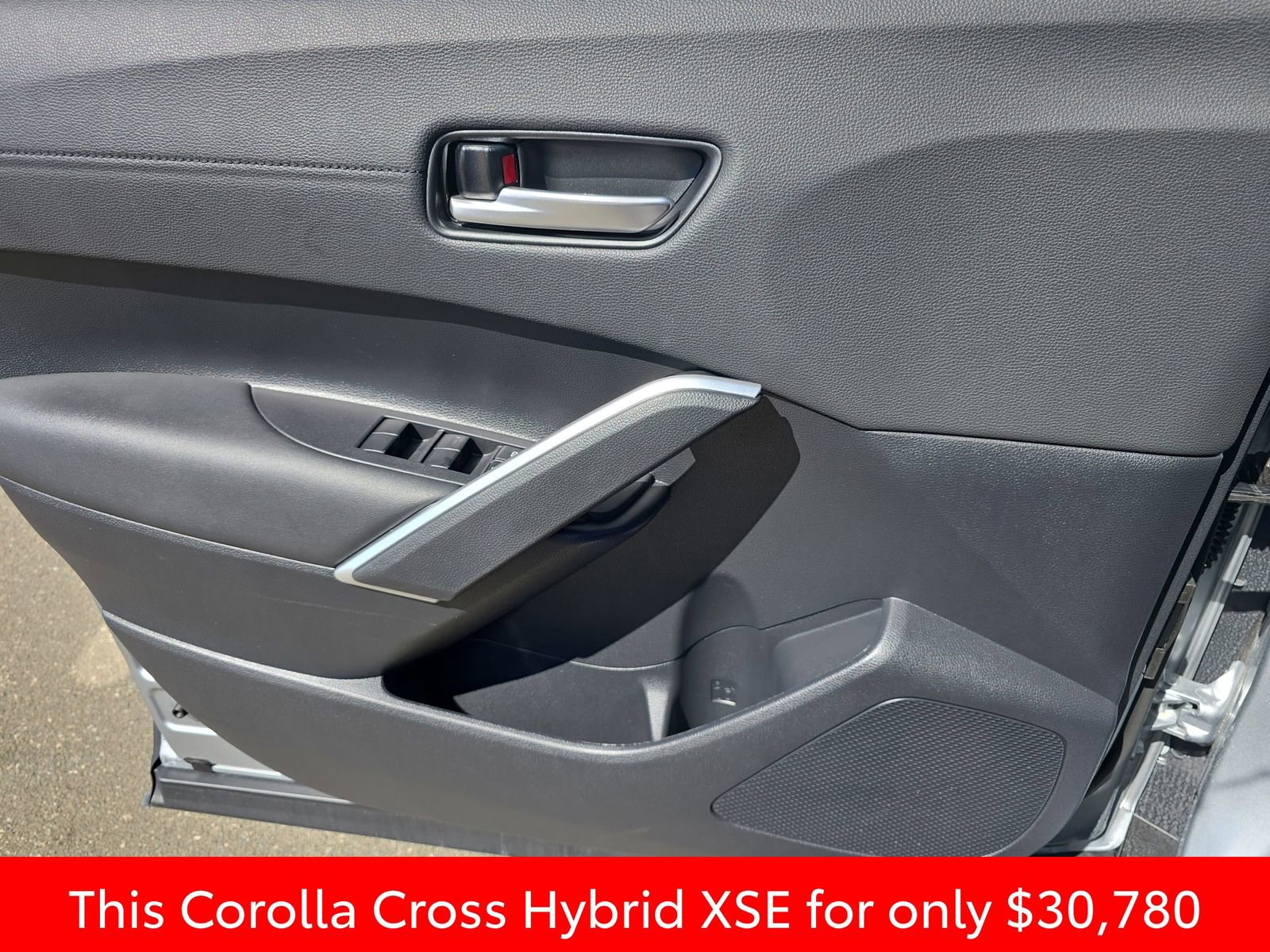 Used 2024 Toyota Corolla Cross XSE w/ Convenience Package image 35