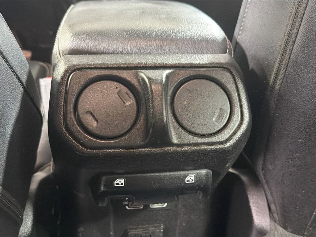 Used 2021 Jeep Wrangler Unlimited Sahara w/ Cold Weather Group AWD/4WD image 28
