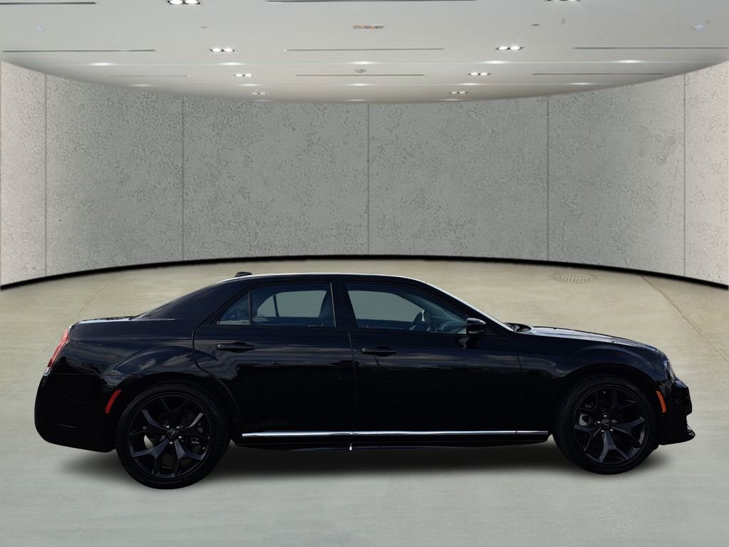 Used 2022 Chrysler 300 Touring L w/ Popular Equipment Group image 4