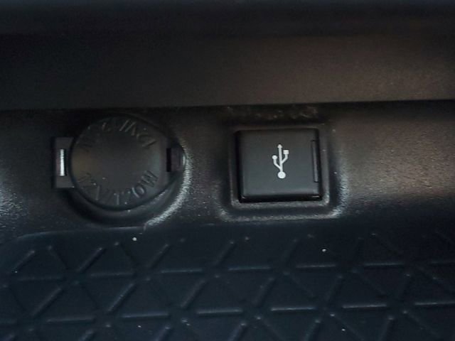 Used 2022 Toyota RAV4 XLE Premium image 31