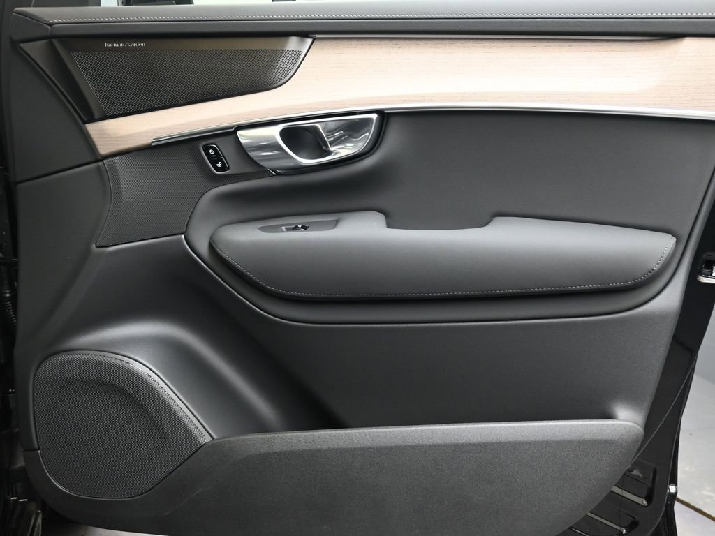 New 2026 Volvo XC90 B6 Plus w/ Protection Package Premier image 11