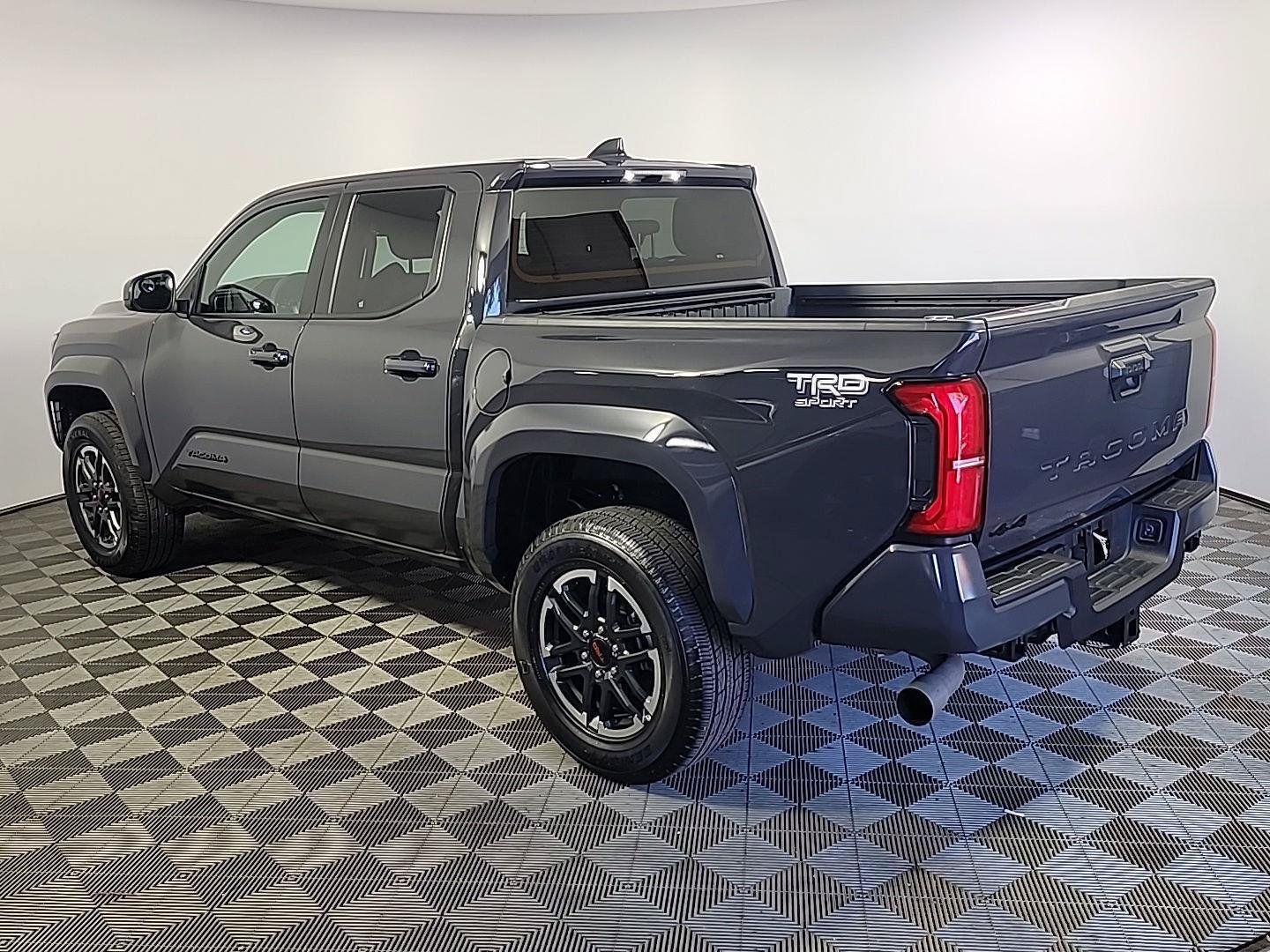Used 2025 Toyota Tacoma TRD Sport AWD/4WD image 9