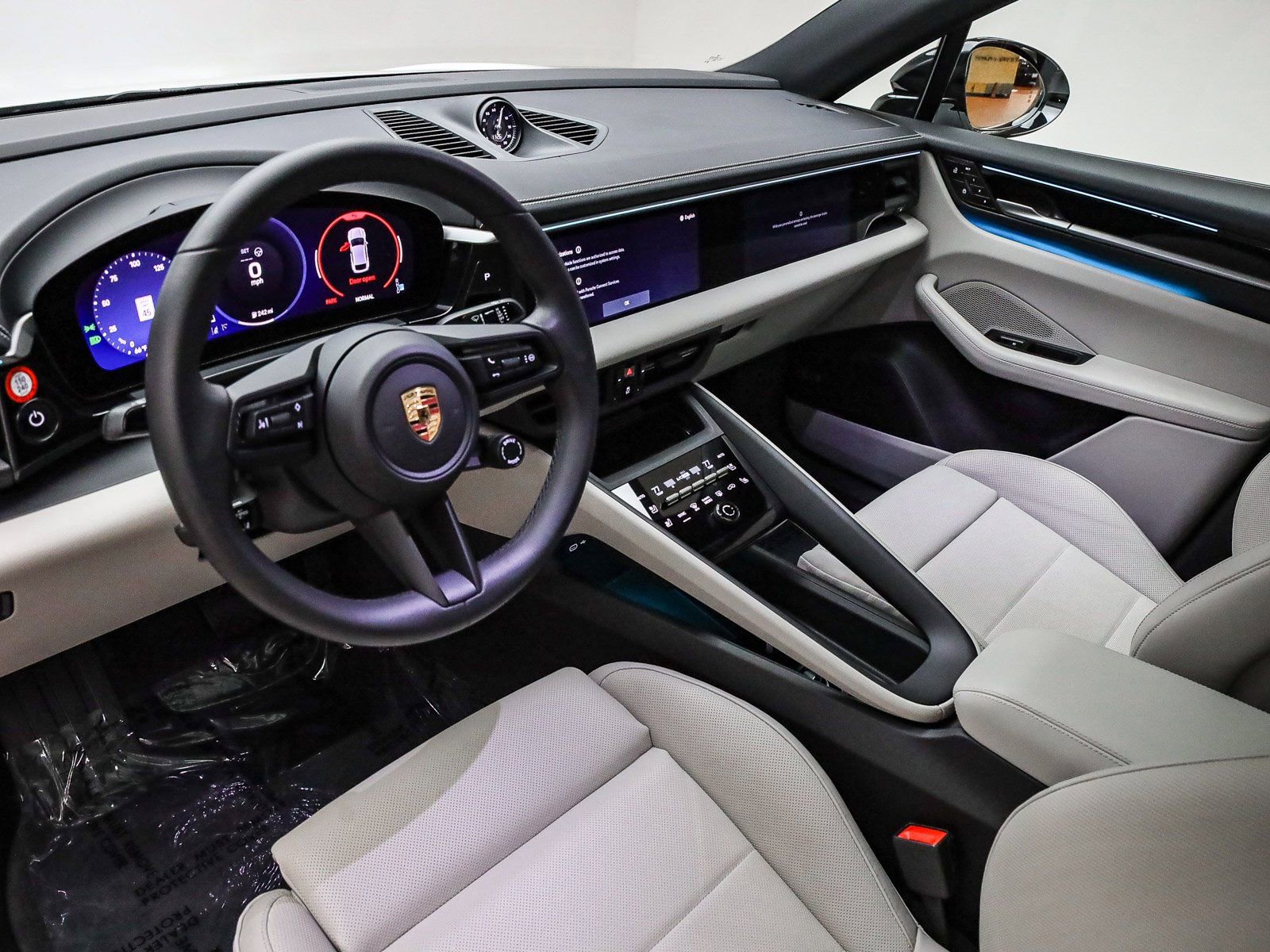Certified 2025 Porsche Macan Electric image 4