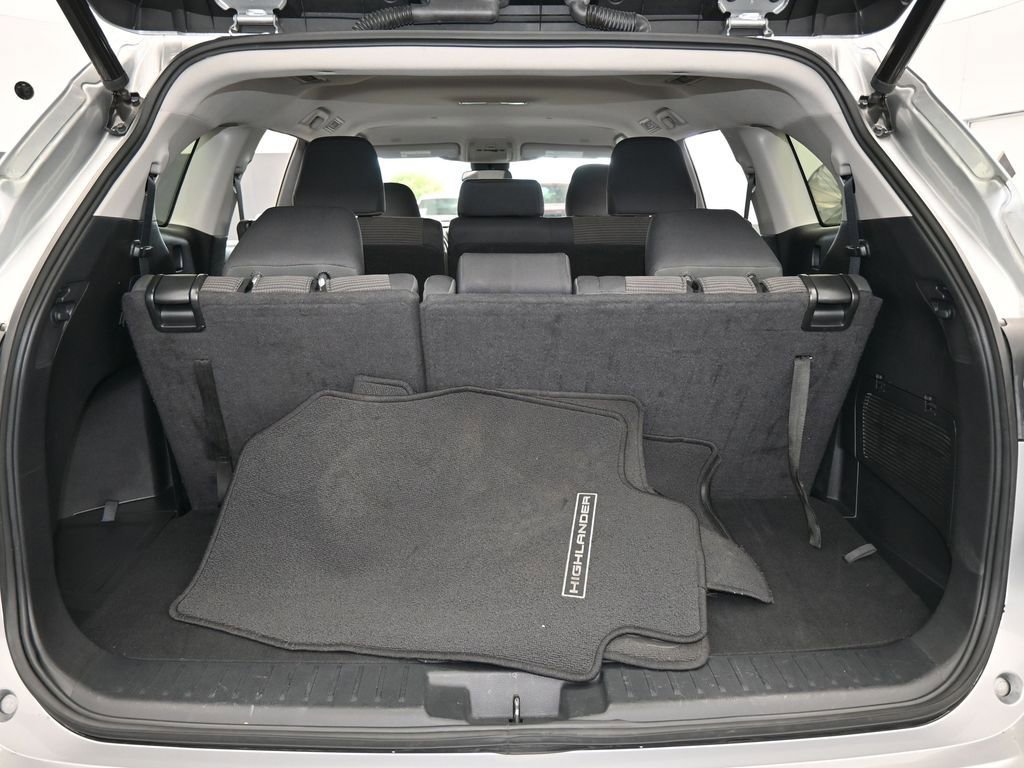 Used 2023 Toyota Highlander LE image 41