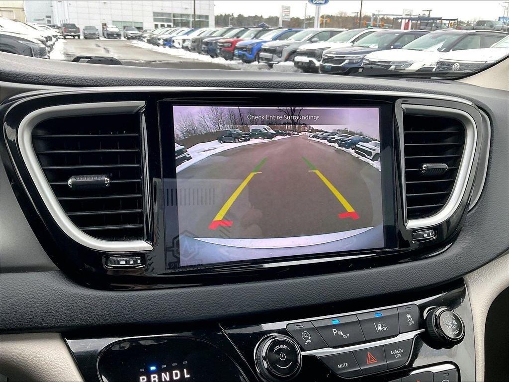 Used 2024 Chrysler Pacifica Touring-L image 19