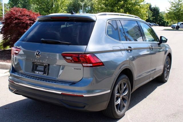 Used 2023 Volkswagen Tiguan SE w/ Panoramic Sunroof Package AWD/4WD image 3