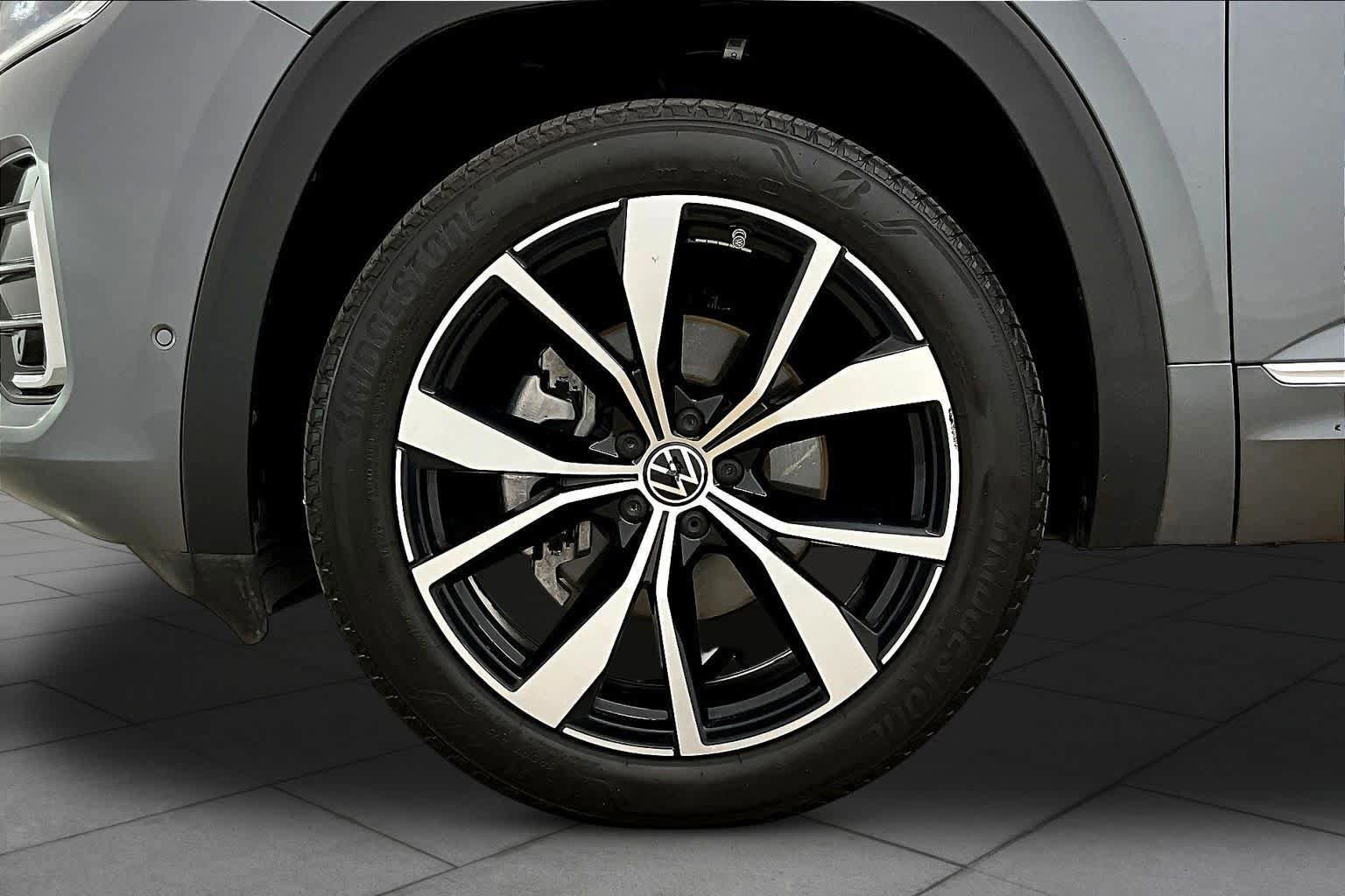 Used 2024 Volkswagen Atlas SEL Premium R-Line image 12