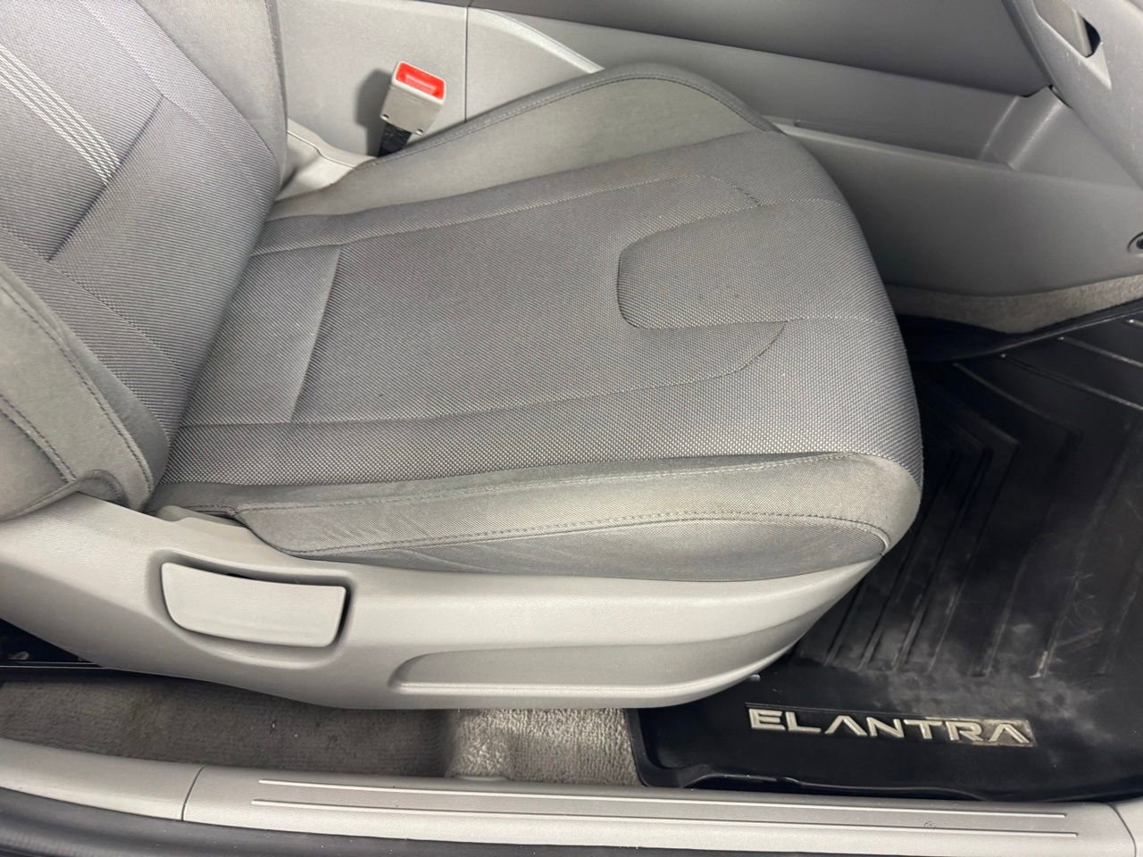 Used 2025 Hyundai Elantra SE image 29