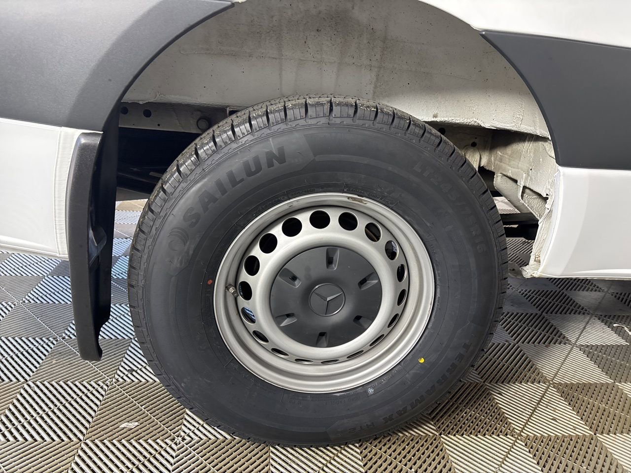 Used 2024 Mercedes-Benz Sprinter 2500 w/ Acoustic Package image 23