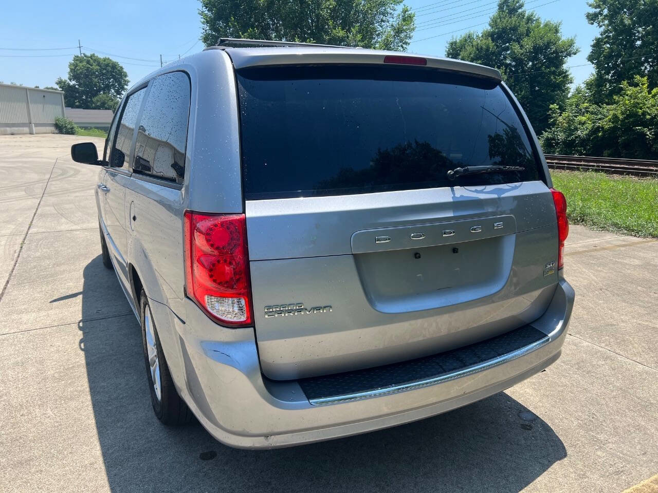 Used 2016 Dodge Grand Caravan SXT image 2