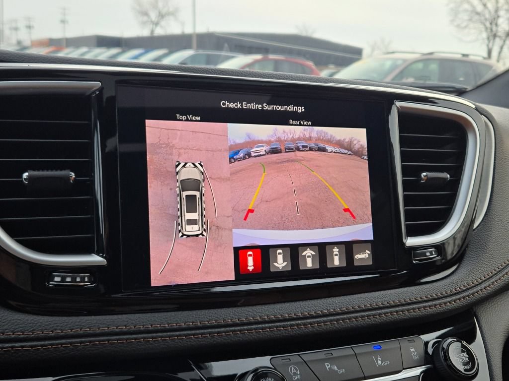 New 2026 Chrysler Pacifica Pinnacle w/ Trailer Tow Group FWD image 32