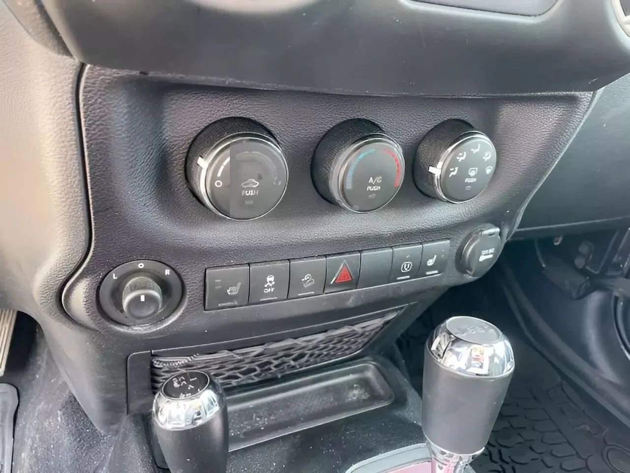 Used 2018 Jeep Wrangler Unlimited Rubicon w/ Cold Weather Group image 29