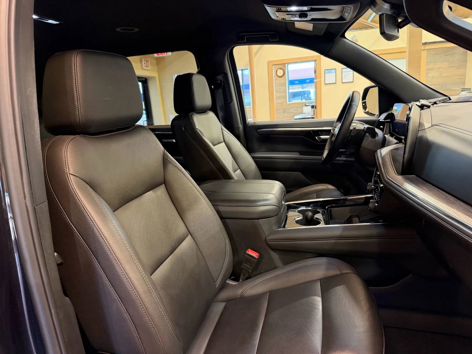 Used 2025 Chevrolet Suburban Z71 image 22