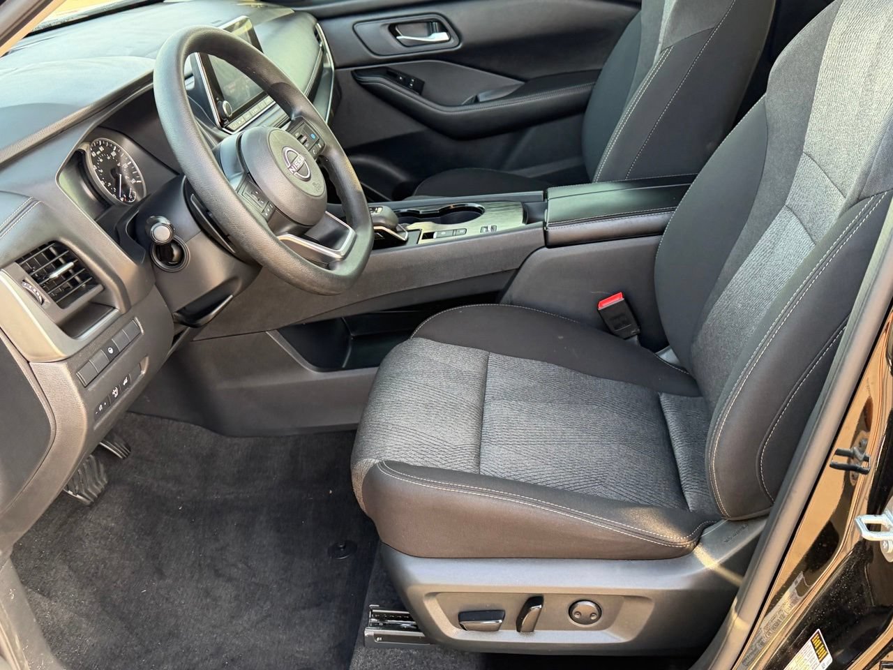 Certified 2024 Nissan Rogue SV FWD image 28